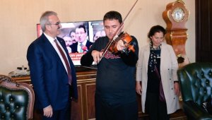 Müzik dehası otizmli Taylan, Vali Karaloğlu'yla buluştu