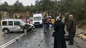  Otomobil kamyonetle çarpıştı: 2'si ağır 5 yaralı 