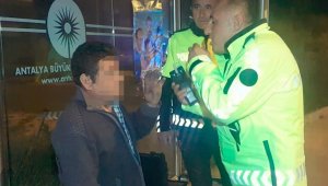 Polisin alkollü sürücüyle alkolmetre sınavı