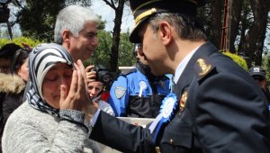 Şehitlikte duygusal anlar