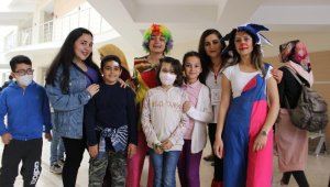 Üniversiteli öğrenciler Lösemili çocuklara moral oldular
