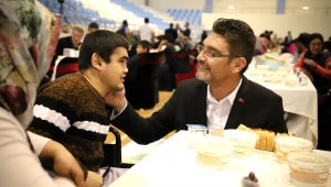 -Başkan İşlek, iftar yemeğinde engelli vatandaşlarla bir araya geldi
