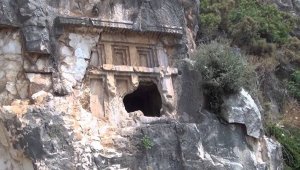 2 bin 500 yıllık kaya mezarı parçalandı