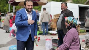 Akseki Belediye Başkanı Özkan, annelere karanfil dağıttı