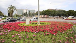 Antalya caddeleri renkleniyor