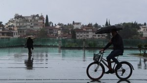 Antalya'da yaz yağmuru ıslattı