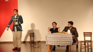 AÜ'lü İngilizce öğretmen adaylarının tiyatro performansı beğenildi