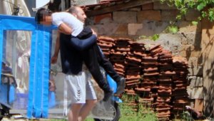 Babasının intiharıyla şok oldu