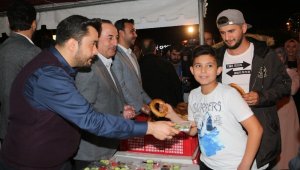 Bakan Çavuşoğlu memleketi Alanya'da vatandaşa simit ikram etti