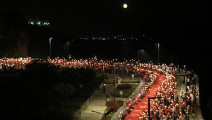 Binlerce Antalyalı dev bayrak ve meşalelerle yürüdü