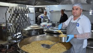 Büyükşehir Aşevi'nden 3 bin kişiye yemek servisi