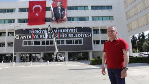 Büyükşehir Belediyesi'ne 'Türkiye Cumhuriyeti' tabelası takıldı