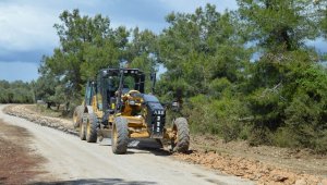 Büyükşehirden Konyaaltı ve Manavgat'ta bozulan yollara onarım