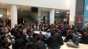 Darp edilen meslektaşları için oturma eylemi yaptılar