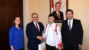 Downlu sporcu madalyalarını valiye gösterdi