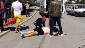 Ehliyetsiz sürücünün kullandığı otomobil motosiklete çarptı: 2 yaralı