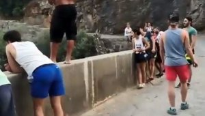 Gençlere 'cesaret dersi vereceğim' deyip 35 metreden atladı