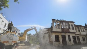Haşim İşcan'da metruk binalar yıkılıyor