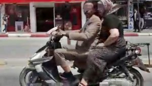 Hurda motosikletle tehlikeli yolculuk