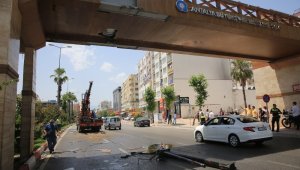 Kamyonun üzerindeki iş makinası üst geçide çarptı: 2 yaralı
