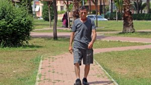 Kaybolan oğlunun kıyafetlerini giyip sokak sokak onu arıyor