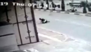 Köpeklerin saldırdığı öğrenciler otomobilin altında kalmaktan son anda kurtuldu