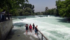 Manavgat şelalesinde su seviyesi yükseldi, turist bayram etti