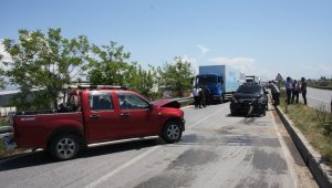 Manavgat'ta kamyonetler kafa kafaya çarpıştı:1 yaralı