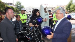 Motosiklet sürücülerine kask dağıtıldı