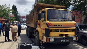 Motosikletli gençler ölümden döndü
