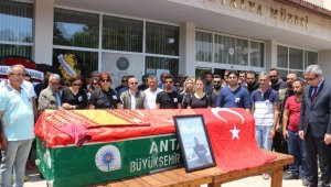 Öldürülen arkeoloğa Türk bayrağı ve Galatasaray formasıyla gözyaşları içinde tören