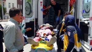 Servisten inen öğrenciye otomobil çarptı: 1 yaralı