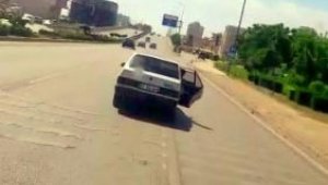Trafikte cam yerine arka kapıyı açarak serinledi