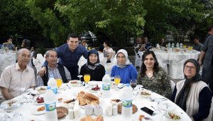 Tütüncü çiftinden komşularına iftar