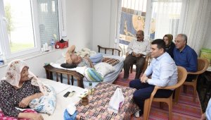 Tütüncü, hasta ve yaşlıları ziyaret etti