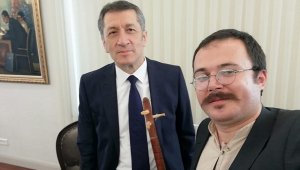Üç telli ustası, Bakan Selçuk'a cura çaldı