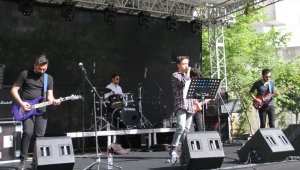 Üniversitelilerden kanser hastalarının yararına konserli kermes