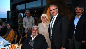 Vali Karaoğlu kimsesiz çocuklar ve yaşlılarla iftar yaptı