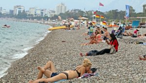 Yaylasında kar, sahilinde deniz keyfi yaşanıyor