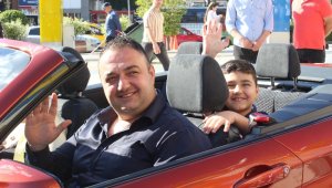 Yeğeni için yaptığı alışverişten son model spor otomobil kazandı