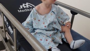 Ablasının küpesini yutan Minik Ecrin babasının dikkatiyle hayata tutundu