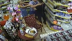 Agresif Rus turist girdiği markette köpeği tekmeleyip, iş yeri sahibine kafa attı
