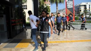 Alanya merkezli uyuşturucu operasyonunda gözaltına alınan şüpheliler adliyede