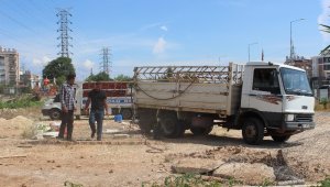 Antalya'da arazi işgalcisi, yıkım için gelen işçileri kamyonetle ezmeye çalıştı