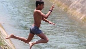 Antalya'da çocukların ölüme meydan okuyan serinleme yöntemleri