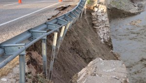 Antalya'da heyelan sebebiyle yol çöktü
