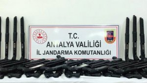 Antalya'da kaçak üretilmiş 54 adet tüfek ele geçirildi
