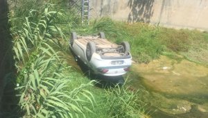 Antalya'da kontrolden çıkan otomobil dereye uçtu: 1 yaralı