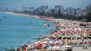 Antalya'da sahillerde hafta sonu yoğunluğu