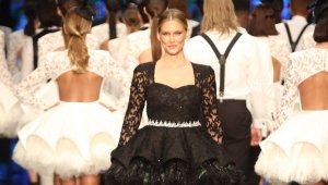 Bar Refaeli Antalya'da podyuma çıktı